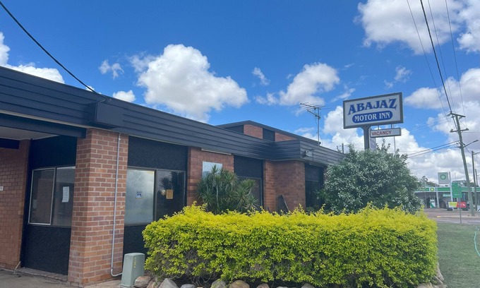 Longreach Hotel | Discover Abajaz Motor Inn: Family-Friendly with Pool & Breakfast