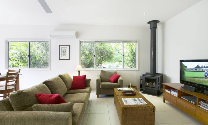 Bright Cottage | Experience Abalina Cottages with Wheelchair Access & Breakfast