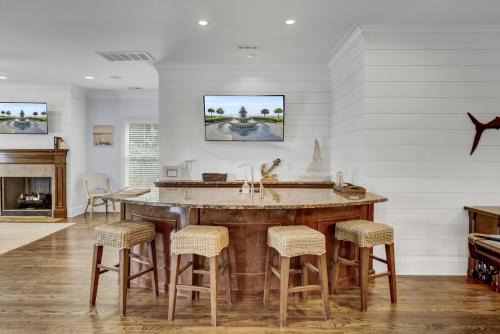 Isle of Palms House | Ocean View Retreat: Abalone Alley 7 with Resort Amenities