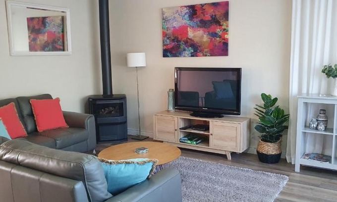 Lakes Entrance House | Inviting Abalone Guest Accommodation with Kitchen Amenities