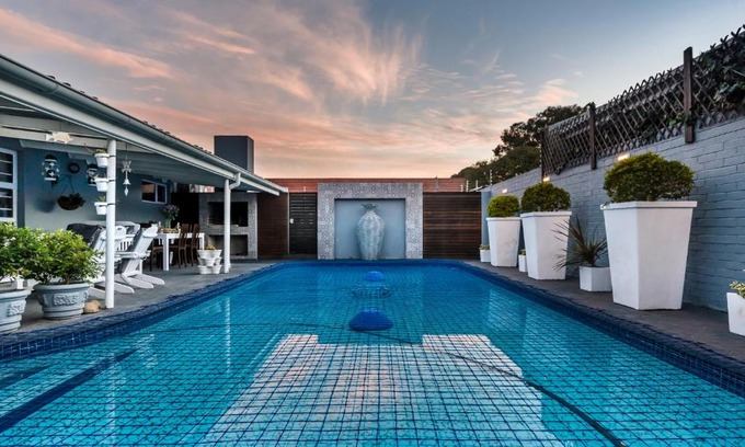 Summerstrand House | Oceanfront Abalone Guest House: Family-Friendly Getaway