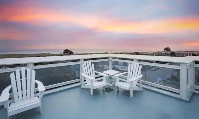 Fort Bragg Hotel | Ocean View Abalone Room at Weller House - Family Friendly