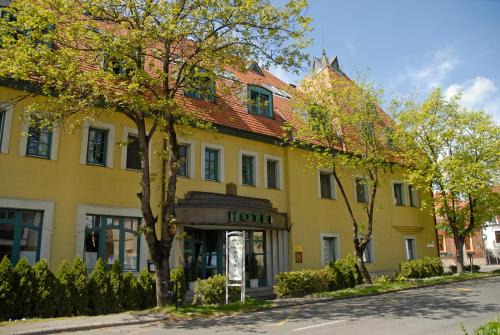 Keszthely Hotel | Relax at Abbázia Club Hotel Kék with Oceanfront Amenities
