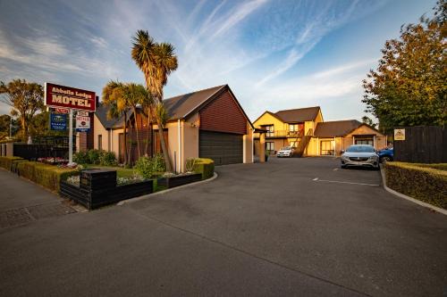 Redwood Hotel | Comfortable ASURE Abbella Lodge Motel with Family Amenities