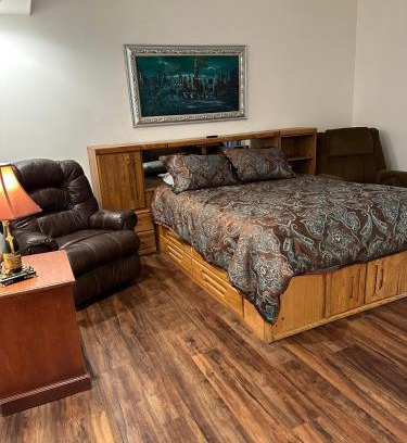 College Hotel | Relax at Abbey Archway Inn with Hot Tub & Pet-Friendly Options