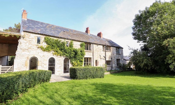 Denbigh House | Pet-Friendly Abbey Cottage: 4-Star Stay with Perfect Ratings
