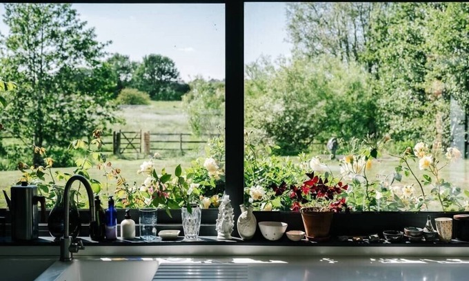 Eye House | Discover Abbey Hall Haus in Eye: Breakfast & Kitchen Amenities