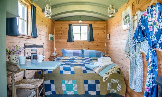 Eye Cabin | Cozy Abbey Shepherds Hut in Eye - Family-Friendly Retreat