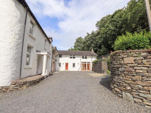 Penny Bridge House | Cozy Abbots Reading Cottage - Pet Friendly Retreat