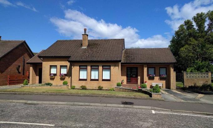 Ayr House | Pet-Friendly Retreat at Abbots Way - Rated 9.7/10