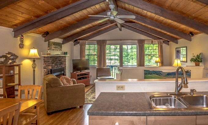 Intervale Ski Chalet | Idyllic Chalet Near Storyland with Lake View & Breakfast