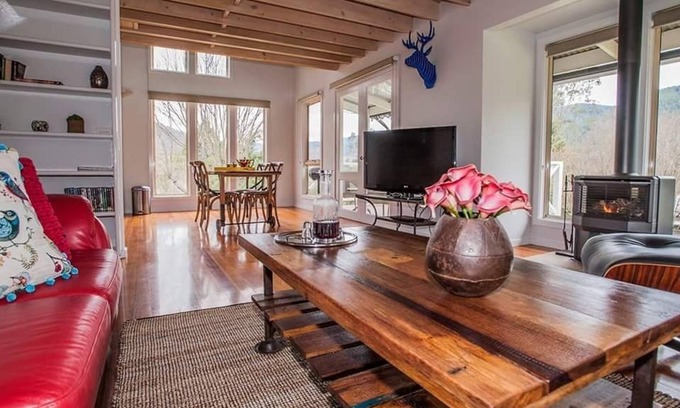 Wandiligong Cottage | Discover Abby's Cottages: Guest Rated 9.8 with Breakfast & Kitchen