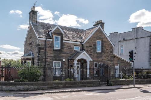 Bonnybridge House | Family-Friendly Abercorn Lodge: A Comfortable Retreat