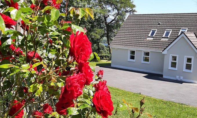 Hollywood Cottage | Relax at Abhainn Ri Cottages with Lake Views & Family Amenities