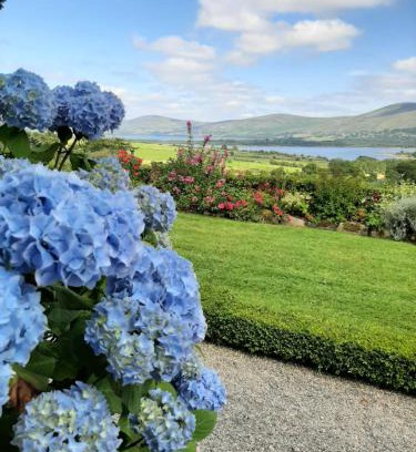 Hollywood Bed & Breakfast | Elegant Abhainn Ri Farmhouse: Guest Rated 9.6/10 with Dining