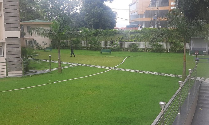 Bullawala Apartment | Discover Abhimaan Stays: Pet-Friendly with Pool Amenities
