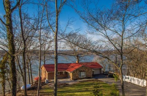 Ingles House | Discover Abigail's Lake View: Pet and Child Friendly Retreat