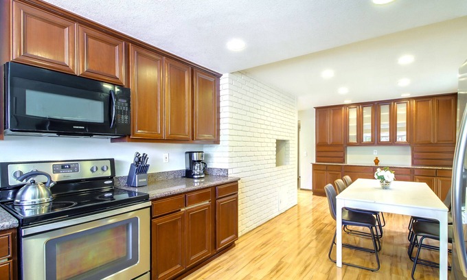 West San Jose House | ABK: Inviting Retreat Near Apple HQ with Breakfast & Kitchen