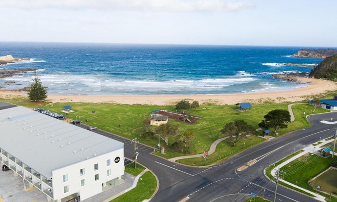 Malua Bay Hotel | Oceanfront Abode Malua Bay with Pet-Friendly Amenities
