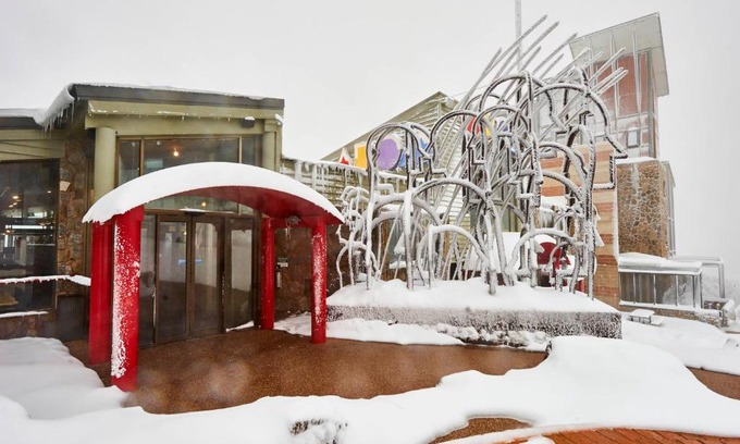 Mount Buller Hotel | Cozy Abom Hotel: Ideal for Family Getaways with Breakfast