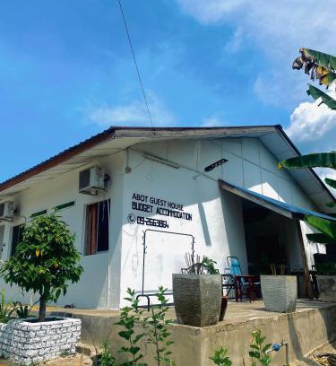 Kuala Tahan House | Cozy Abot Guest House with Hot Tub & Family-Friendly Vibes