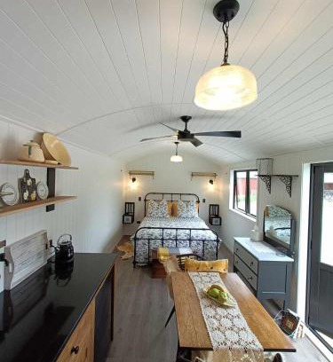 Alexandra Bed & Breakfast | Relax at About Thyme for Sleeps & Treats with Hot Tub Access