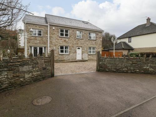 Parkend House | Delightful About Time Cottage: 4-Star Stay with Pool & Pets