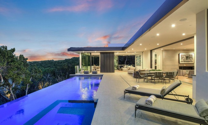 West Lake Hills House | Indulge in Luxury Services & Spa Retreat - Guest Rated 10/10