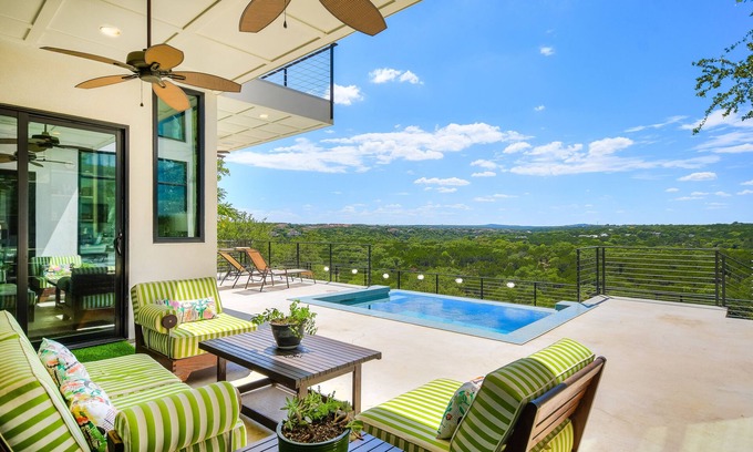 Peyton Brook At Rob Roy House | Discover Clifftop Retreat: Pet-Friendly with Plunge Pool