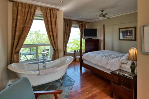Okanagan-Similkameen Bed & Breakfast | Inviting Above the Beach Guest Suites with Kitchen & Breakfast