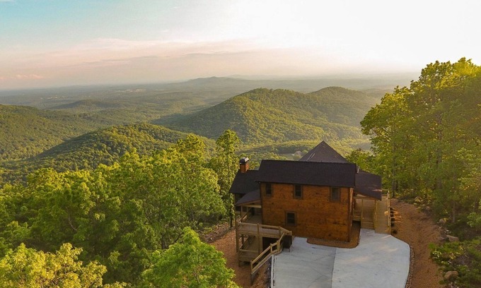 Jasper Cabin | Unforgettable Retreat at Above The Clouds | 9.6/10 Guest Rated