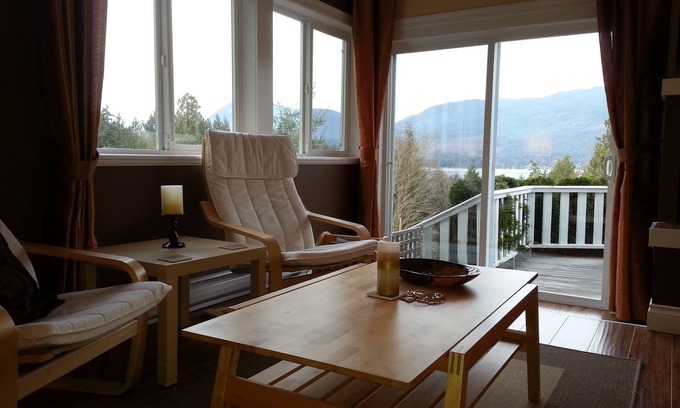 Sechelt House | Eco-Friendly Above The Inlet B&B with Breakfast & Kitchen