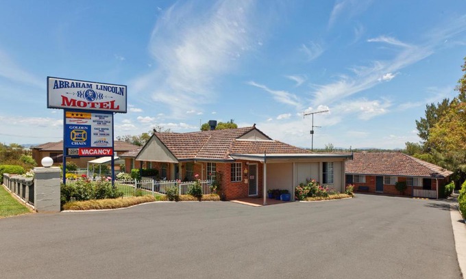 East Tamworth Hotel | Cozy Abraham Lincoln Motel with Pool and Family-Friendly Amenities