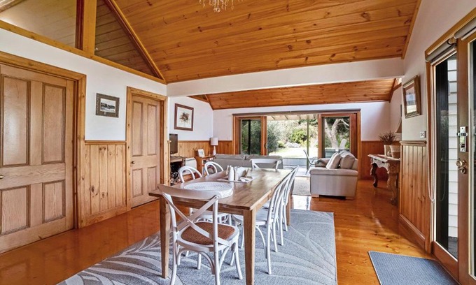 Port Fairy House | Family-Friendly Abrahams On Bank with Top Review Score