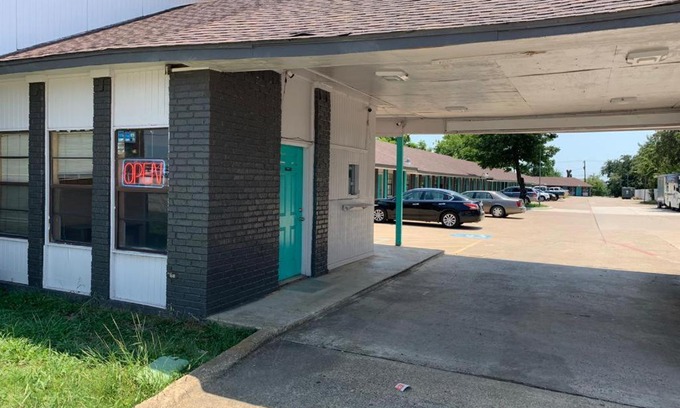 South Arlington Apartment | Budget-Friendly Stay at Abram Inn - Arlington with Pets Welcome