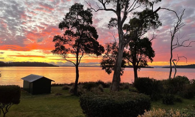 Taranna House | Oceanfront Escape at Abs by the Bay - Rated 9.3/10