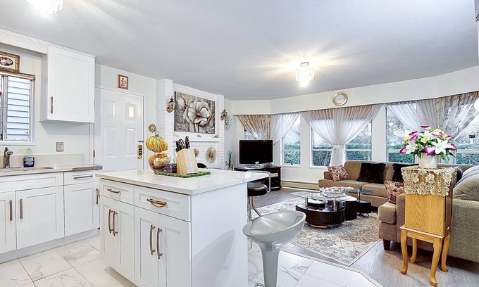 Riley Park-Little Mountain House | Relaxing 2BR Garden Retreat with Ocean View & Spa