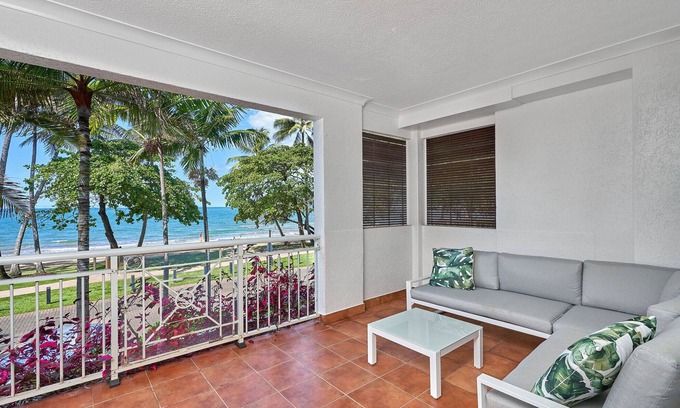 Palm Cove Apartment | Beachfront 1 Bedroom Apartment with Ocean View in Palm Cove