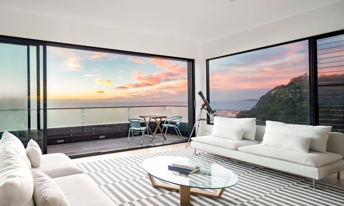 Warriewood House | Seaside Elegance: 10/10 Rated Beachfront Retreat in Sydney