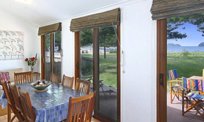 Patonga House | Beachfront Bliss: Family-Friendly Stay with Ocean Views