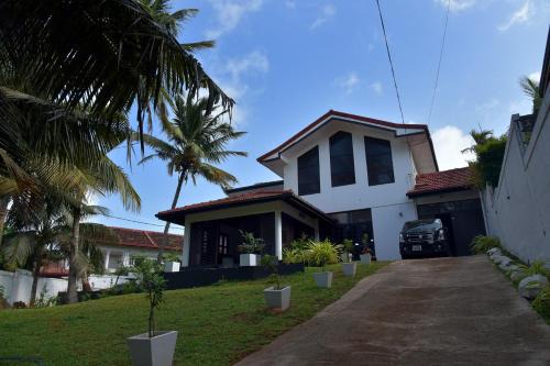 Matara Cabin | Oceanfront Getaway: Absolute Breeze with Pet-Friendly Perks
