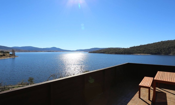 Jindabyne Apartment | Prime Lakefront Retreat in Jindabyne with Pool & Breakfast