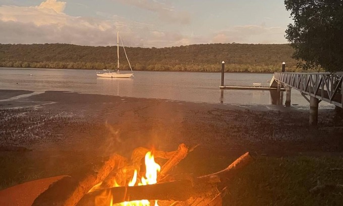 Brisbane Waterfront House | Waterfront Retreat with Private Pontoon for Adventure