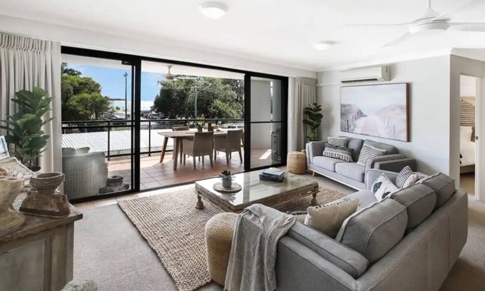 Maroochydore House | Serene Absolute Waterfront with Oceanfront Pool & Breakfast