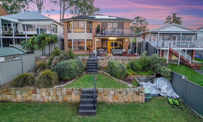 Central Coast House | Absolute Waterfront with 5 bedrooms