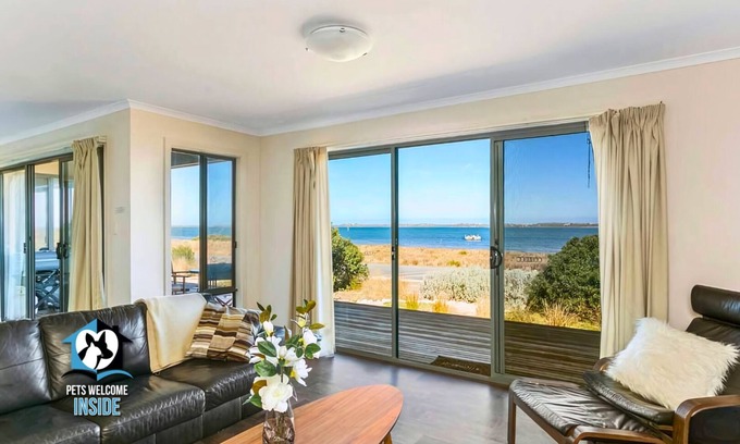 Bonney House | Breathtaking Waterfront Views with Kayaks & Pet Friendly
