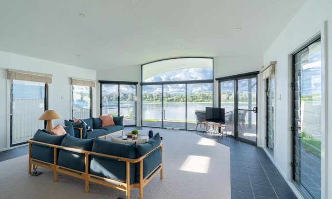 Minnamurra House | Waterfront Beach House with Family and Pet-Friendly Amenities