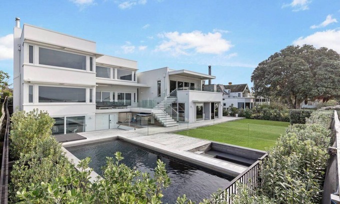 Devonport House | Idyllic Beachfront Retreat in Cheltenham with Pool & Spa