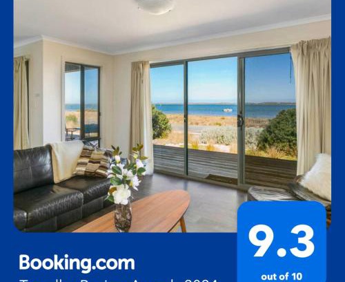 Bonney House | Absolute Waterfront Views with Kayaks & Pet-Friendly Stay
