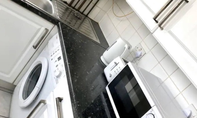 Rochford Apartment | Cozy Ac Lounge 115: Ideal 1-Bed Apartment in Rochford
